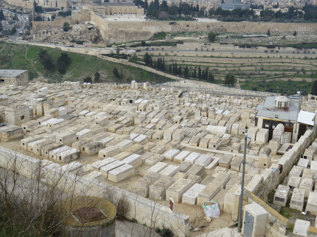 Na zahodnem pobočju Oljske gore, desno od nekdanjega templja, je judovsko pokopališče, kjer si želi biti pokopan vsak Jud, zato so tam grobovi najdražji. Judje svojega odrešenika namreč še čakajo in prepričani so, da se bo ob koncu časov prikazal v templju, tisti, pokopani na njegovi desni, pa bodo prvi zveličani. 