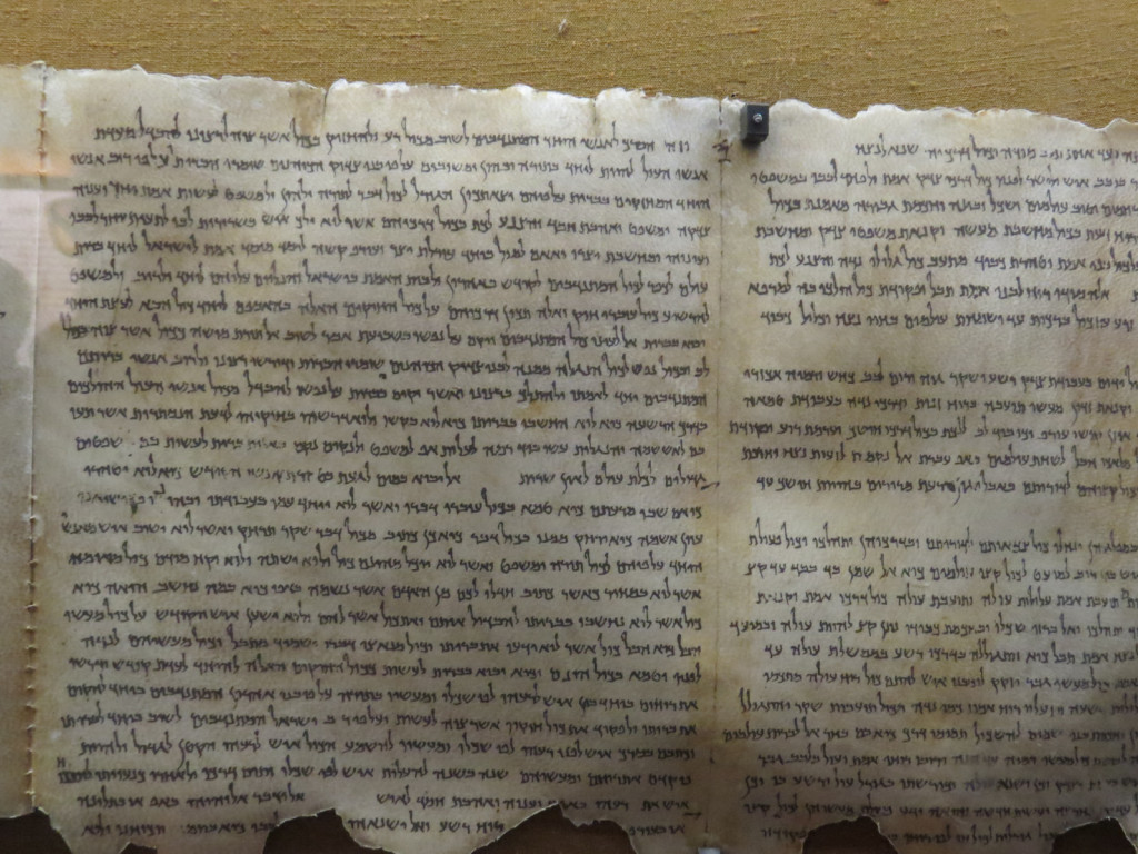 V Kumranu je leta 1948 beduinski pastir, ki je iskal pobeglo ovco, v votlini našel zelo dobro ohranjene t. i. mrtvomorske rokopise, zvitke s svetopisemskimi besedili iz časa Kristusa in starejšimi, ki so skoraj popolnoma identična z 900 let mlajšimi rokopisi. Kumranski rokopisi dokazujejo, kako natančno se je prepisovalo Sveto pismo.