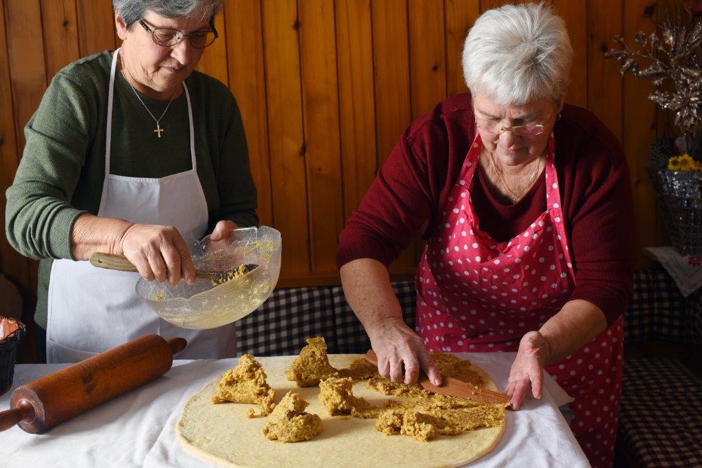 Barbara Pogačnik in Veronika Aljančič, mojstrici peke podbreške potice