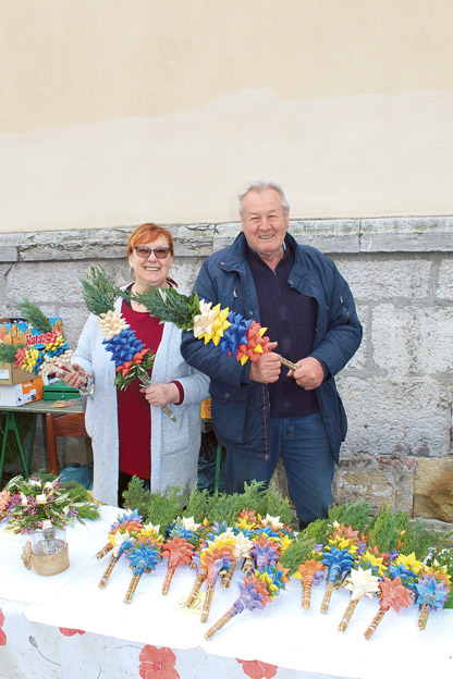 Marija in Jože Zorec iz Doba pri Stični sta izdelovalca butaric, ki že vrsto let prodajata svoje izdelke na ljubljanski tržnici.